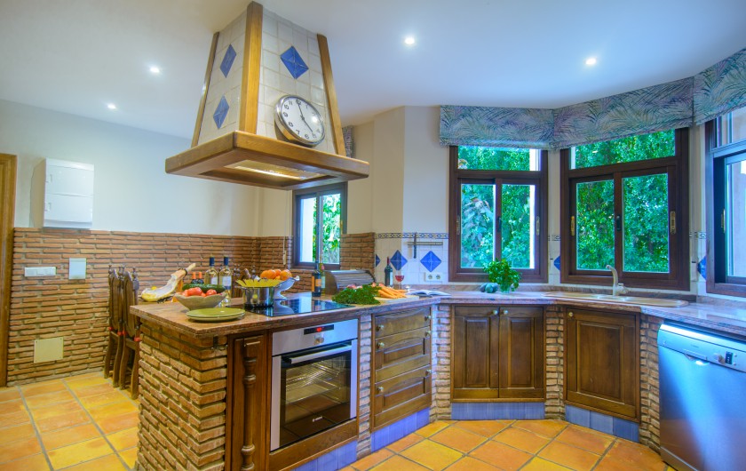 Location de vacances - Chalet à Marbella - Cuisine entièrement équipée avec des détails de murs en briques