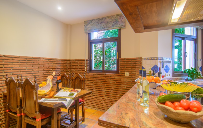 Location de vacances - Chalet à Marbella - Petite table à manger en bois pour quatre dans la cuisine