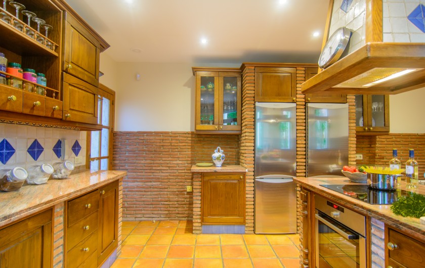 Location de vacances - Chalet à Marbella - Equipement moderne intégré dans une cuisine classique