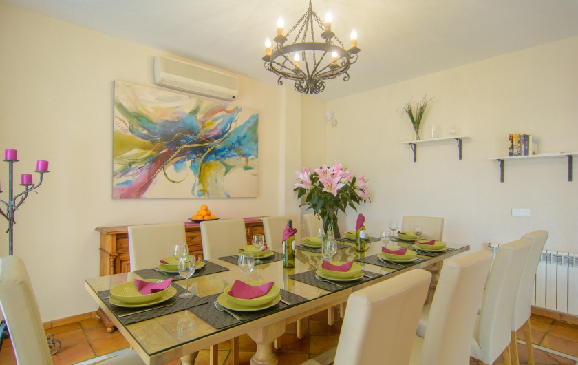 Location de vacances - Chalet à Marbella - Coin repas, table en bois pour 6 personnes, sortie sur la terrasse