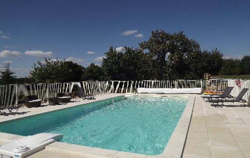 Location de vacances - Gîte à Xaintray - Piscine ensoleillée, 10 m X 5 m, profondeur de 120 a 180