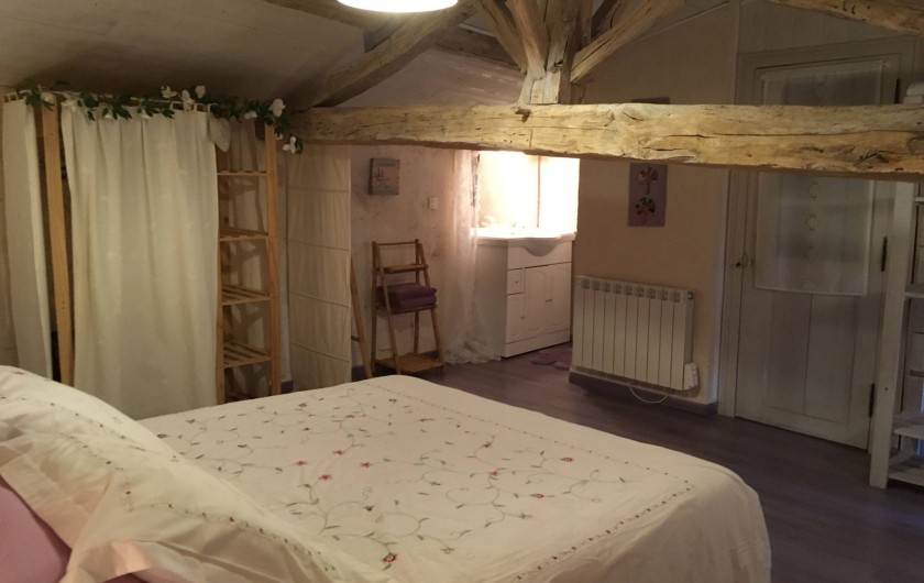 Location de vacances - Gîte à Xaintray - Chambre étage - lit 160/200 - espace douche (90/90)