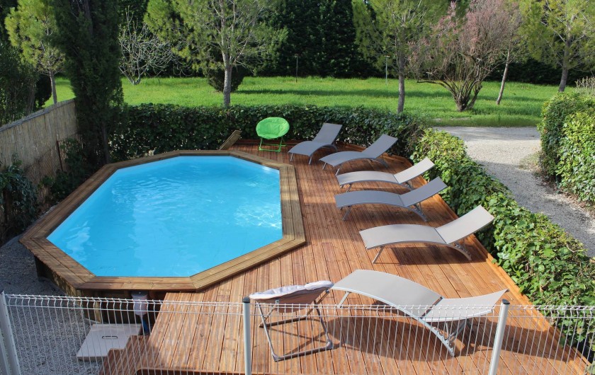 Location de vacances - Mas à Monteux - La piscine avec sa plage bois et les relax