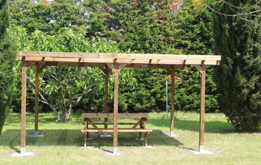 Location de vacances - Mas à Monteux - La pergola dans le parc contre la location