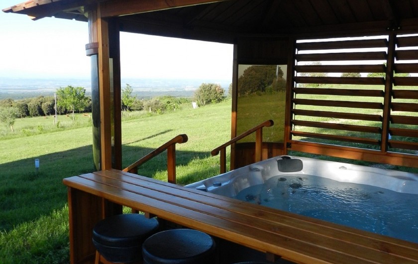 Location de vacances - Chambre d'hôtes à Saissac - SPA de jour pour admirer la vue qui s'offre à vous