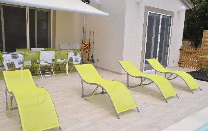 Location de vacances - Villa à Sainte-Lucie de Porto-Vecchio - TERRASSE AVEC SALON DE JARDIN ET TRANSATS