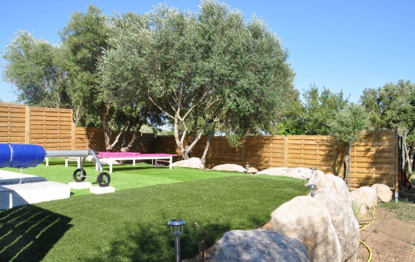 Location de vacances - Villa à Sainte-Lucie de Porto-Vecchio - COIN PELOUSE DEVANT PISCINE