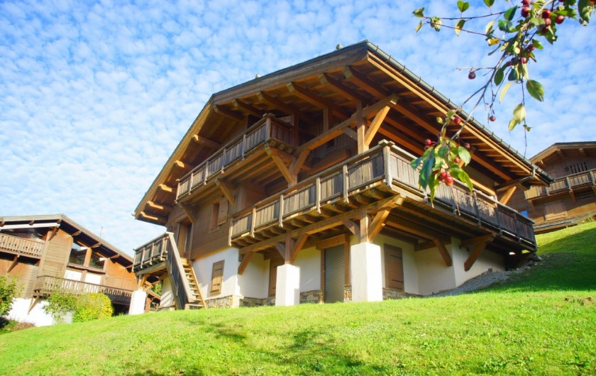 Location de vacances - Chalet à Megève - Aussi beau en hiver quand été. BBQ et salon de jardin