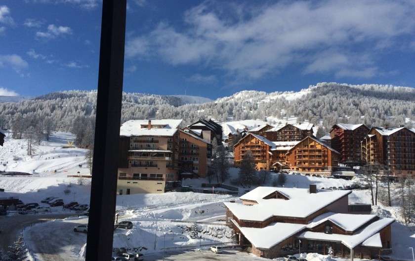 Location de vacances - Appartement à Station de Risoul 1850 - La vue version hivers, vers les piste et le village