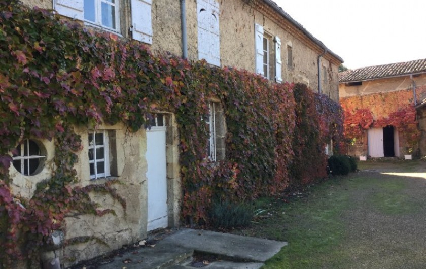 Location de vacances - Appartement à Trézioux - Devant le logement, dans la cour intèrieure