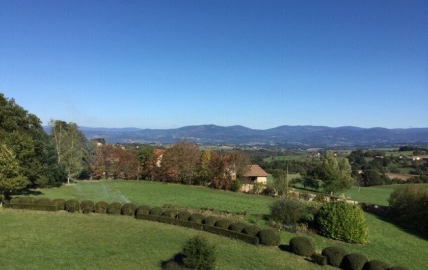 Location de vacances - Appartement à Trézioux - vue de la piscine