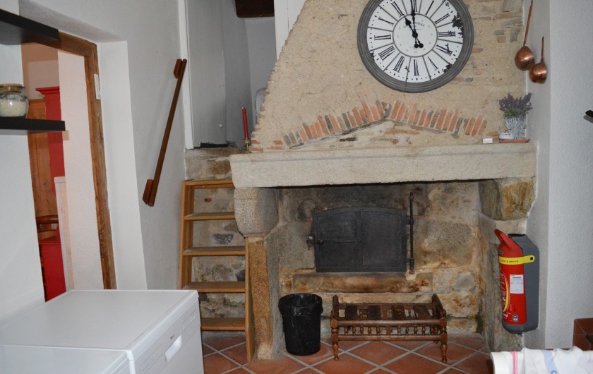 Location de vacances - Appartement à Trézioux - escalier menant à la petite chambre avec 1 lit simple