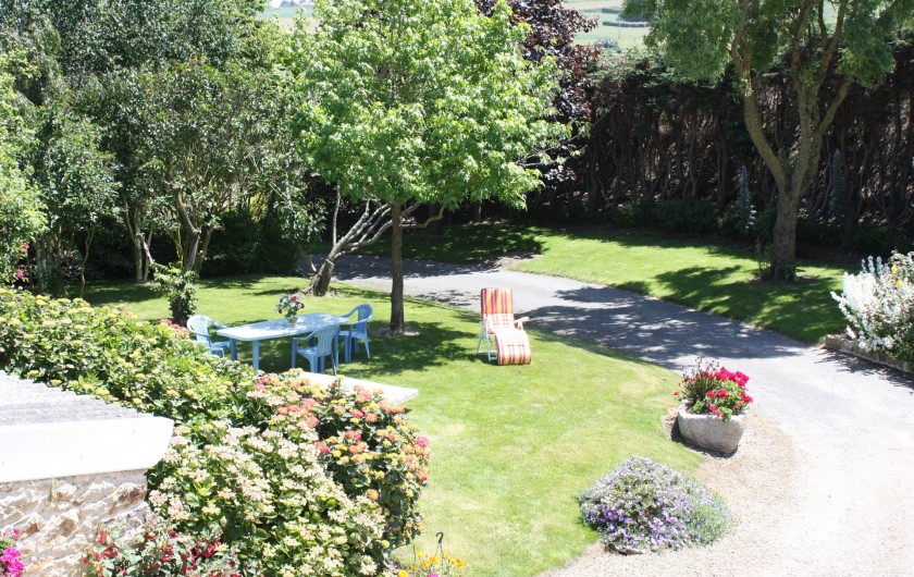 Location de vacances - Gîte à Saint-Pol-de-Léon - Le jardin fleuri