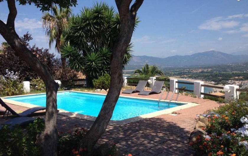 Location de vacances - Villa à Porticcio - Piscine : 8m*4m (de 1,2 à 2,2m de profondeur avec escalier d'accès et banc)