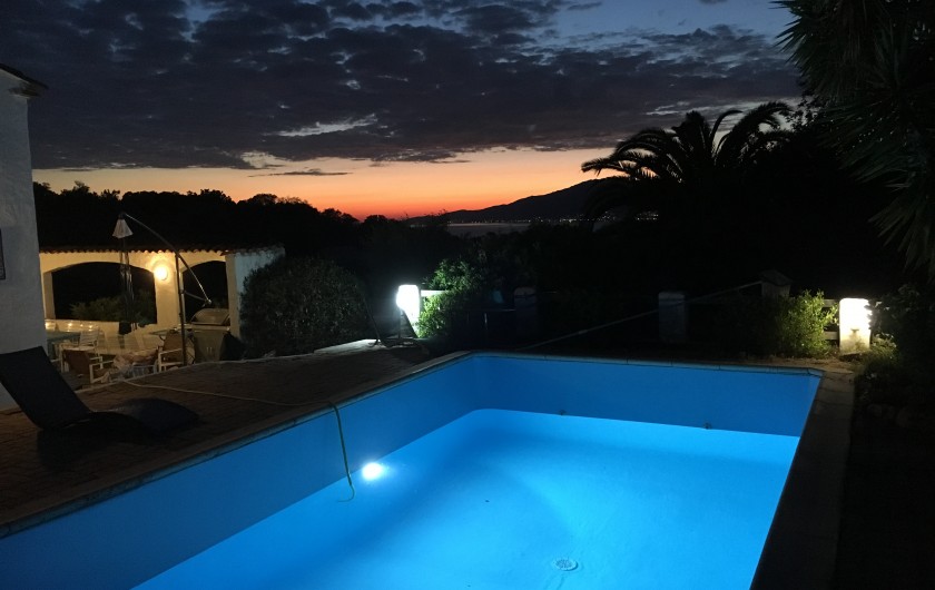 Location de vacances - Villa à Porticcio - Piscine avec spot multicolore