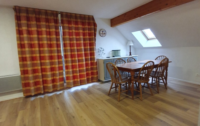 Location de vacances - Appartement à Loudenvielle - Le coin repas et accès à la terrasse.