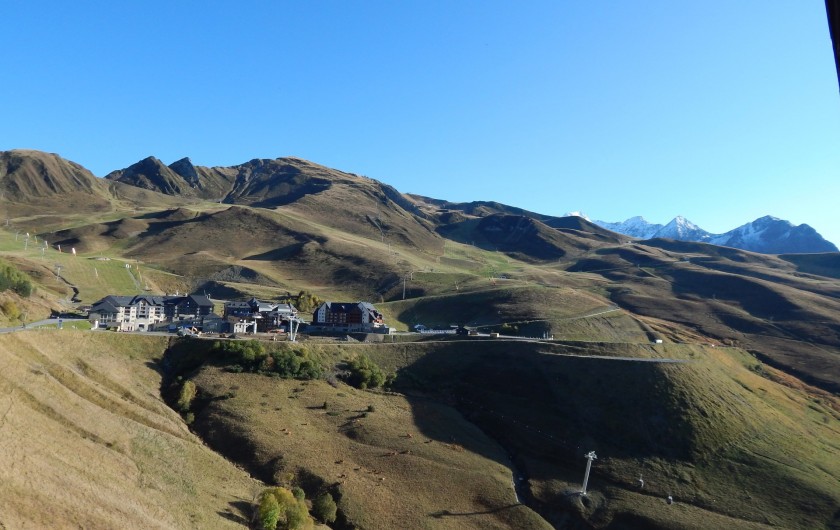 Location de vacances - Appartement à Loudenvielle - Vue de la terrasse, sur la station, l'été.