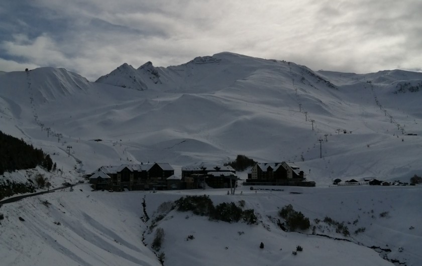 Location de vacances - Appartement à Loudenvielle - Vue de la terrasse, sur la station, l'hiver.