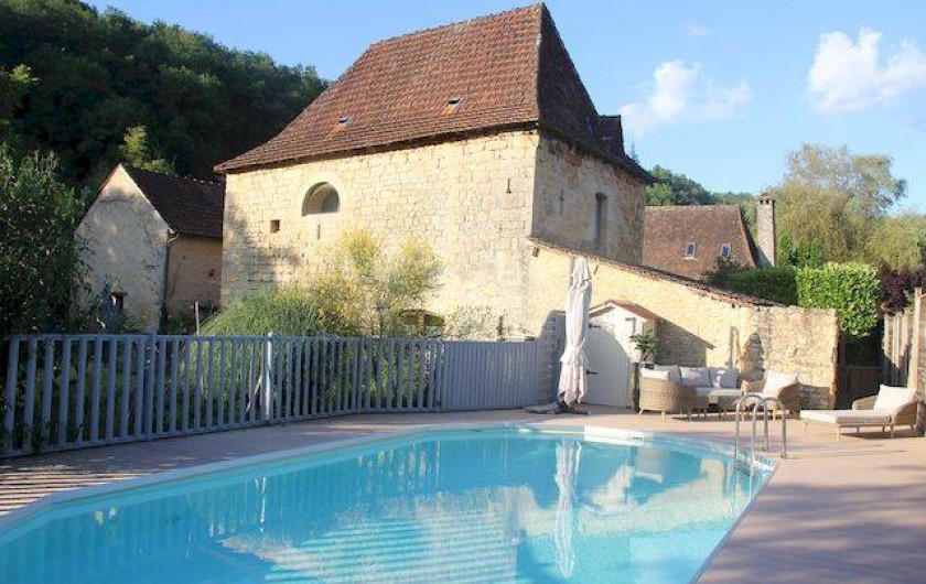Location de vacances - Chambre d'hôtes à Valojoulx - La templerie du 12ème siècle , qui surplombe la piscine chauffée