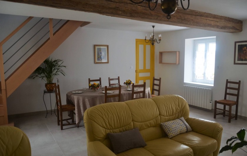Location de vacances - Gîte à Saint-Romain-sur-Cher - salle à manger spacieuse et claire avec canapé et fauteuils , télévision