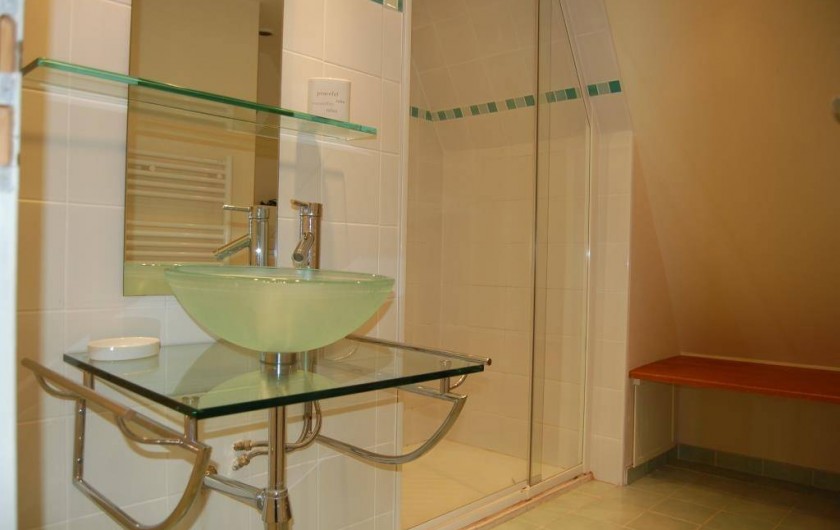 Location de vacances - Gîte à Saint-Médard-d'Excideuil - salle d'eau commune chambre 3 et 4 gîte La Girouette