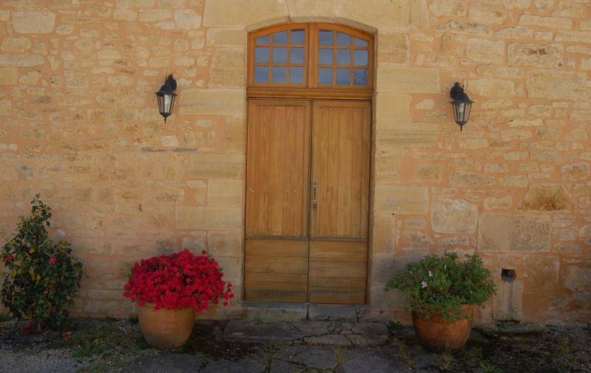Location de vacances - Gîte à Saint-Médard-d'Excideuil - Entrée coté cours La Girouette