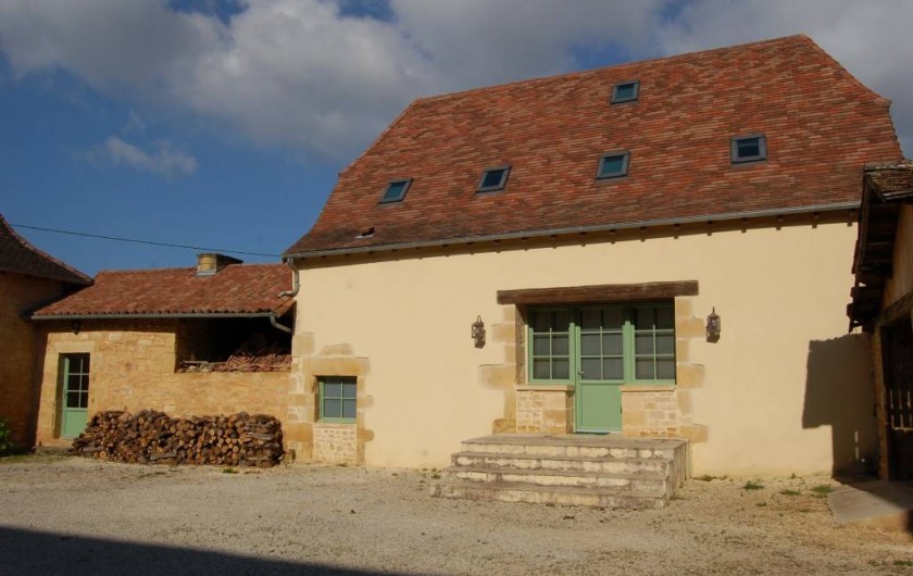 Location de vacances - Gîte à Saint-Médard-d'Excideuil - Entrée gîte Les Figuiers coté cours