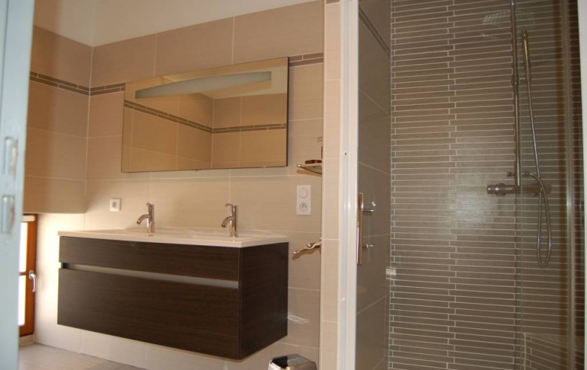 Location de vacances - Gîte à Saint-Médard-d'Excideuil - salle d'eau chambre 5