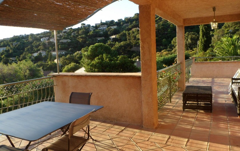 Location de vacances - Villa à Cavalaire-sur-Mer - 1er : terrasses, ombragée, à l'ombre ou plein soleil, au choix