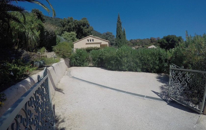 Location de vacances - Villa à Cavalaire-sur-Mer - Entrée : grand parking pour 3-4 voitures