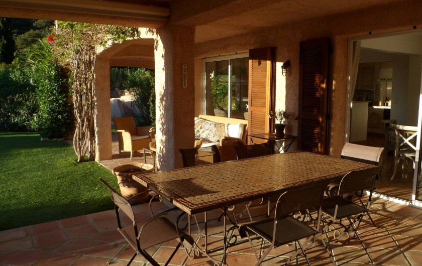 Location de vacances - Villa à Cavalaire-sur-Mer - Rez : table à manger et salon extérieurs et couverts