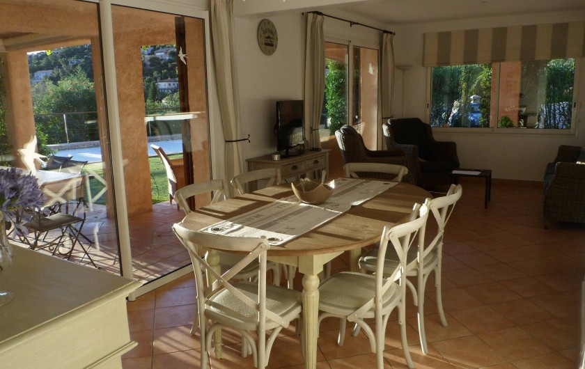 Location de vacances - Villa à Cavalaire-sur-Mer - Rez : salle à manger et salon intérieurs