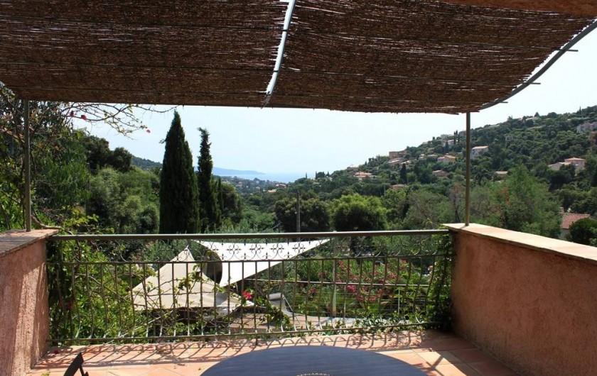 Location de vacances - Villa à Cavalaire-sur-Mer - 1er : terrasse ombragée avec vue sur mer
