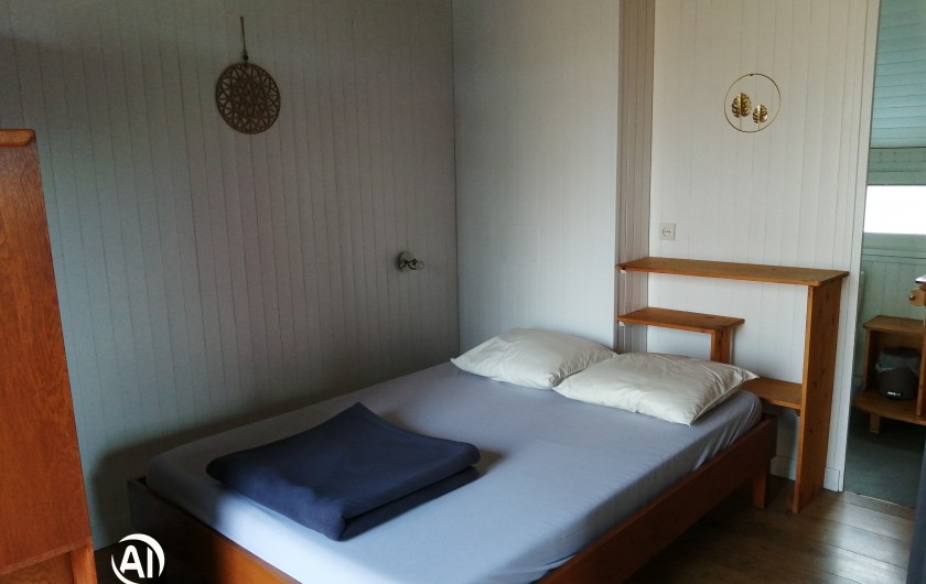 Location de vacances - Chalet à Champagnat - Lit 140 dans pièce principale, dans chalet ''confort'' pour 4/5 personnes