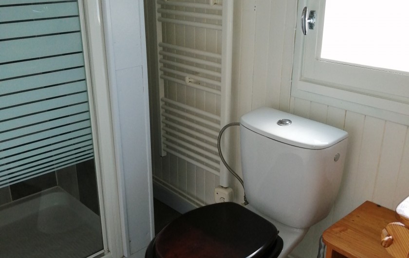 Location de vacances - Chalet à Champagnat - Salle d'eau avec cabine de douche (chalet ''confort'' pour 4/5 personnes)