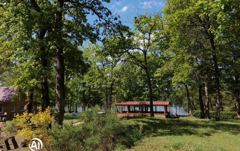 Location de vacances - Chalet à Champagnat - Vue sur la paillotte et derrière, l'étang.