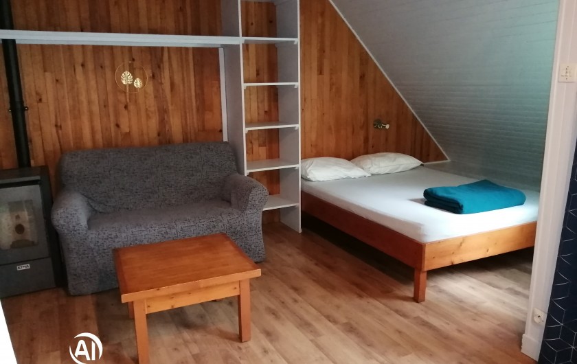 Location de vacances - Chalet à Champagnat - Lit 140 + coin salon avec poêle à granulés