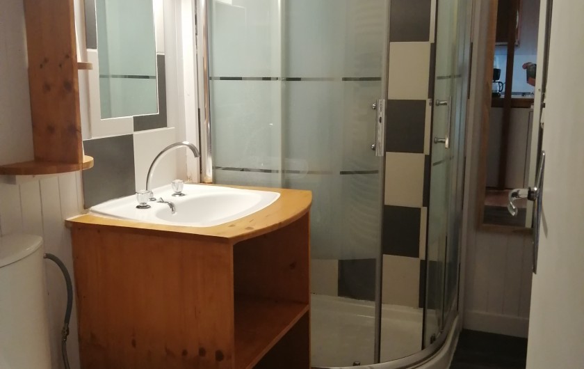 Location de vacances - Chalet à Champagnat - Salle d'eau avec cabine de douche dans chalet pour 6 personnes