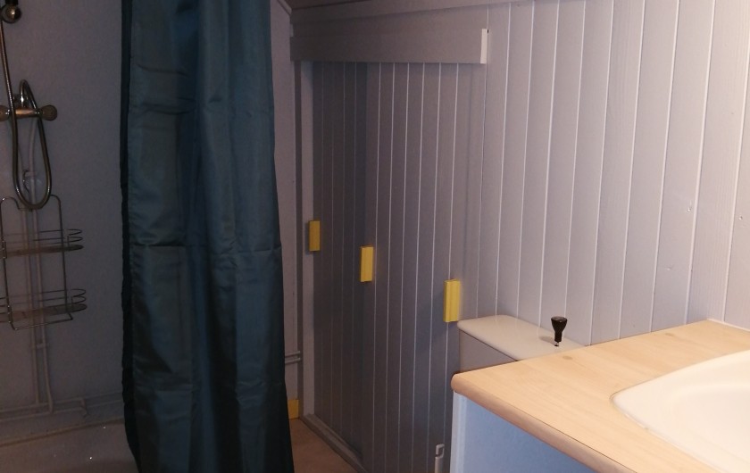 Location de vacances - Chalet à Champagnat - Salle d'eau  dans chalets simples pour 5 personnes et chalets pour 3/4 personnes