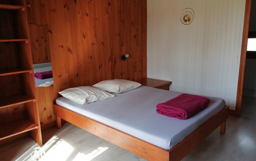 Location de vacances - Chalet à Champagnat - Lit 140 dans pièce principale, chalet simple pour 5 personnes