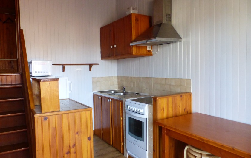 Location de vacances - Chalet à Champagnat - Cuisine avec four traditionnel dans chalet ''confort+'' pour 6 personnes