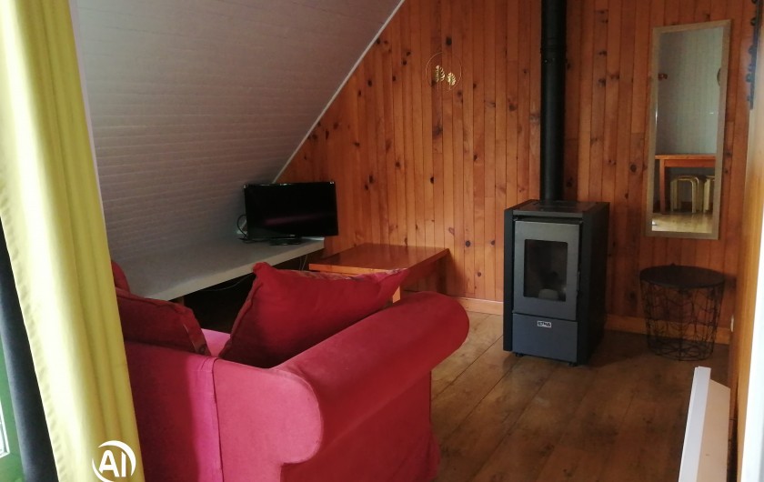 Location de vacances - Chalet à Champagnat - Coin salon avec poêle à granulés dans chalet ''confort+'' pour 6 personnes