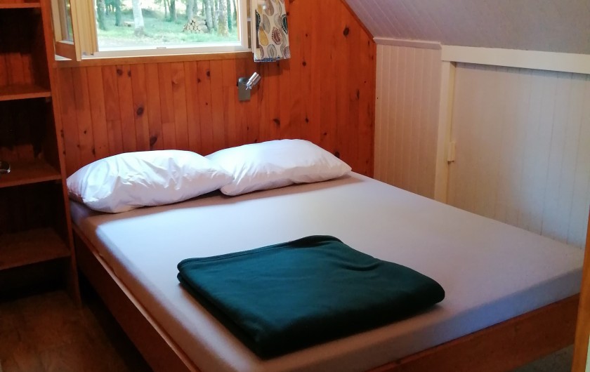 Location de vacances - Chalet à Champagnat - Chambre (RDC)  avec lit 140 dans chalet ''confort+'' pour 6 personnes
