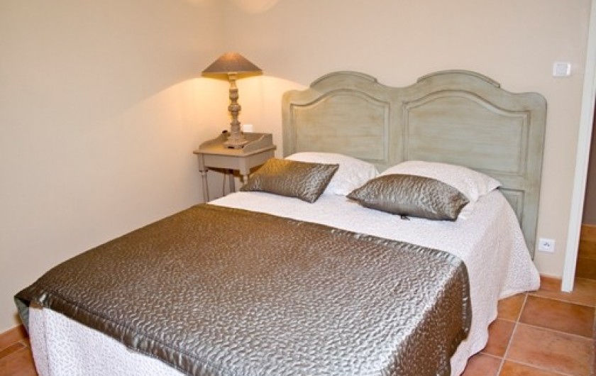 Chambre avec un grand lit en 160, armoire et coffre fort