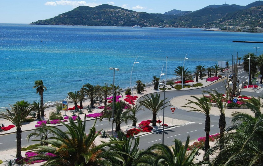 Location de vacances - Studio à Cannes la Bocca - vue mer de la terrasse coté Mandelieu 