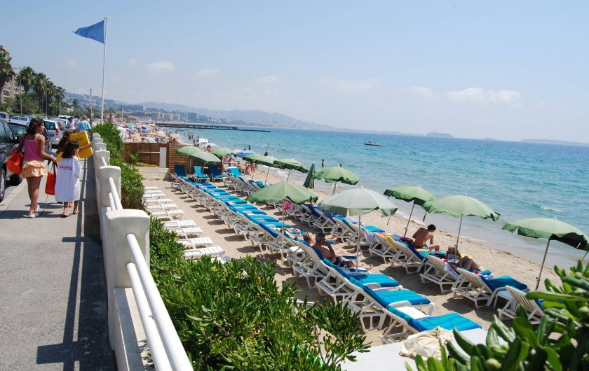 Location de vacances - Studio à Cannes la Bocca - plage de sable public et privé 