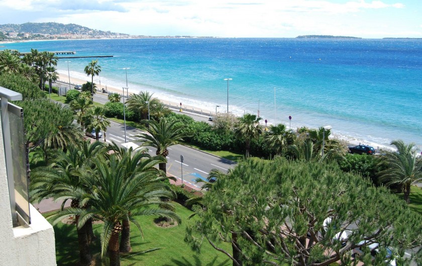 Location de vacances - Studio à Cannes la Bocca - vue mer de la terrasse cote cannes et iles de Lérins 