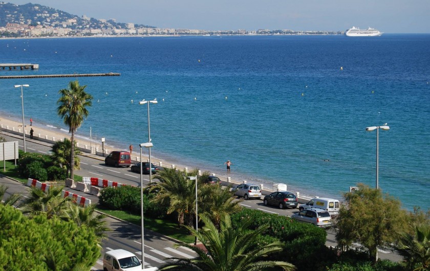 Location de vacances - Studio à Cannes la Bocca - vue mer de la terrasse coté cannes et iles 