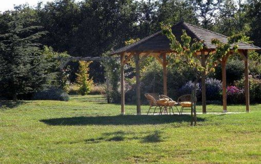Location de vacances - Maison - Villa à Draché - Kiosque en automne pour un moment de détente