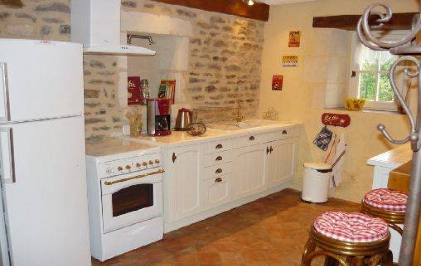 Location de vacances - Maison - Villa à Draché - Cuisine avec : frigo-congélateur, lave-vaisselle, micro-ondes, vaisselle...